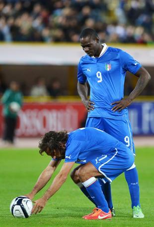 Balotelli guarda Pirlo, che non sente ragioni: batter lui la punizione. Afp